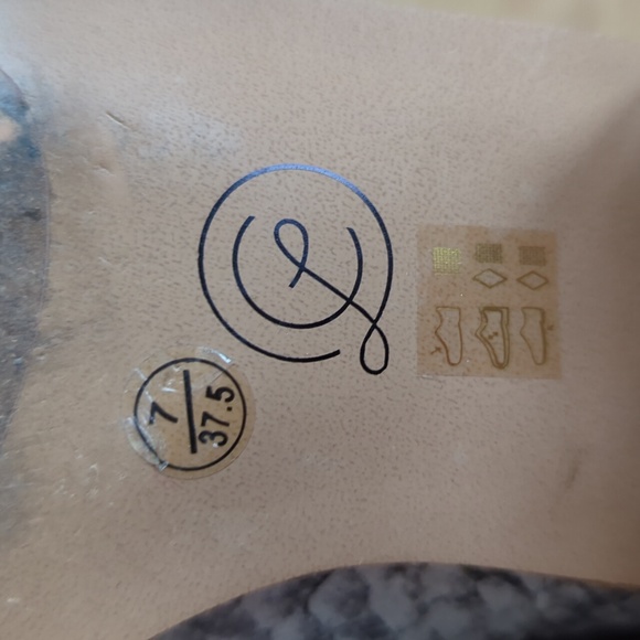 Chinese Laundry Snakeskin Print Western Heeled Booties 7 Gray Silver Metallic - Picture 8 of 16